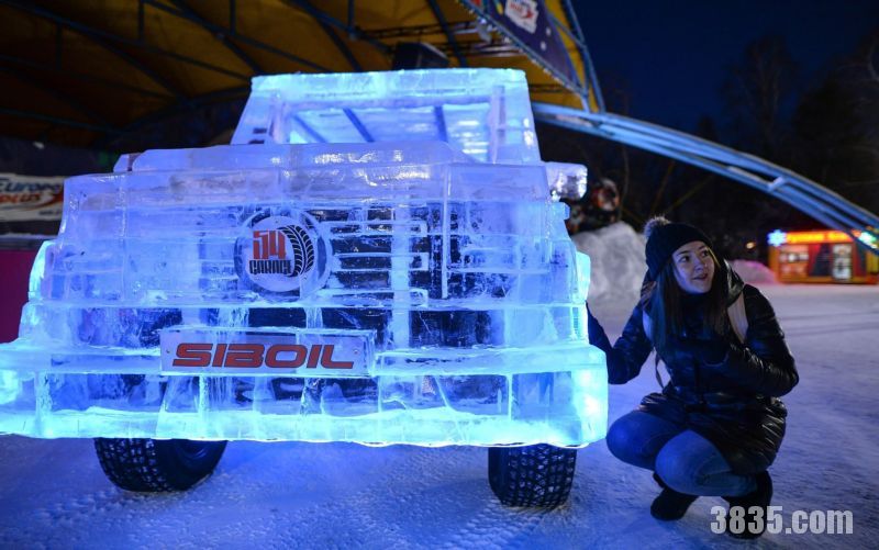 俄罗斯汽车爱好者打造冰块奔驰SUV！ 第2张图片