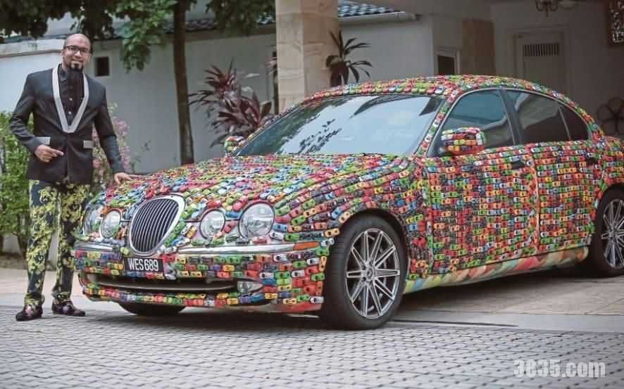 真个性！他在汽车上面粘4600个五颜六色的的玩具车
