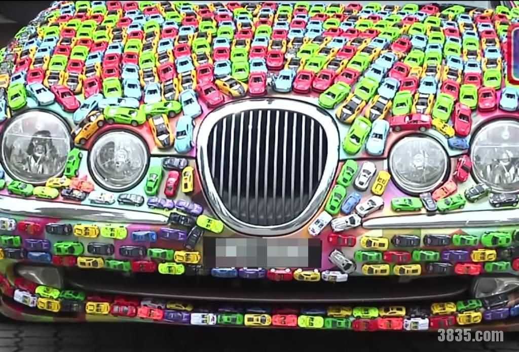 真个性！他在汽车上面粘4600个五颜六色的的玩具车 第2张图片