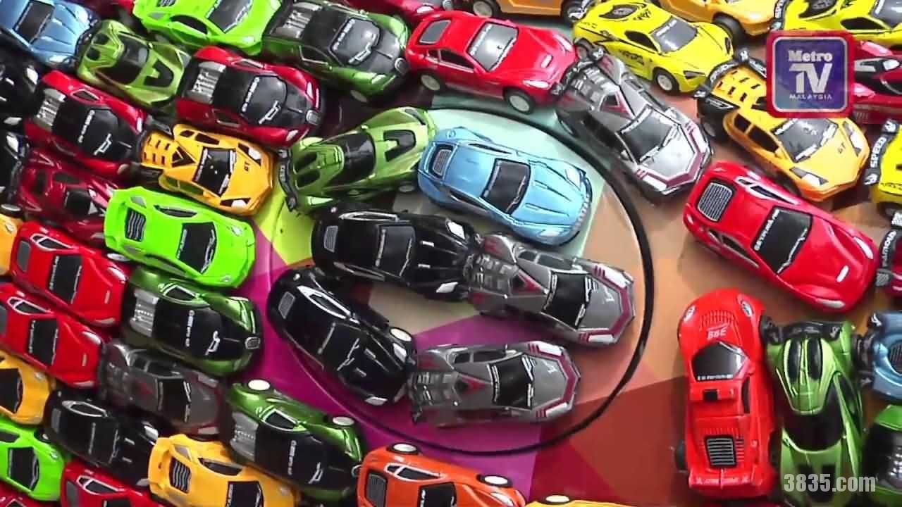 真个性！他在汽车上面粘4600个五颜六色的的玩具车 第3张图片