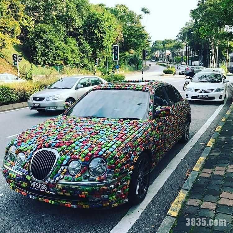 真个性！他在汽车上面粘4600个五颜六色的的玩具车 第4张图片