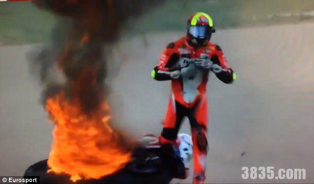 伟大！摩托车着火了他还坚持把车开到安全的地方 第3张图片